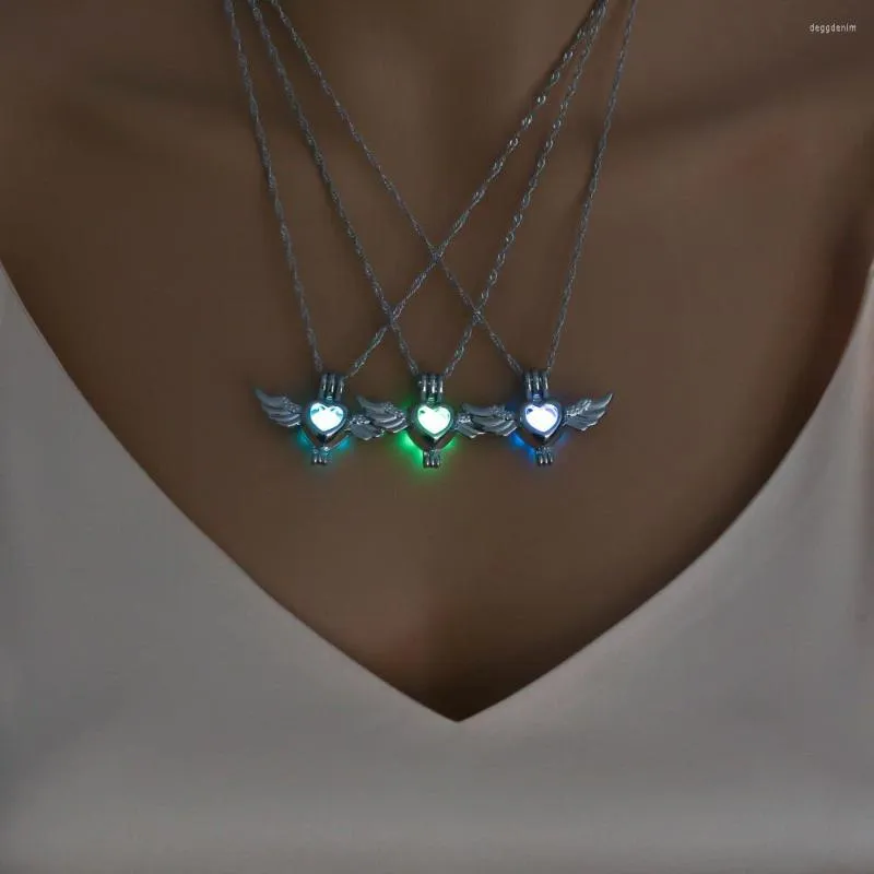 Colliers pendentifs brillent dans le noir collier bijoux avec médaillon lumineux en forme d'aile d'ange couleur argent pour cadeau de noël