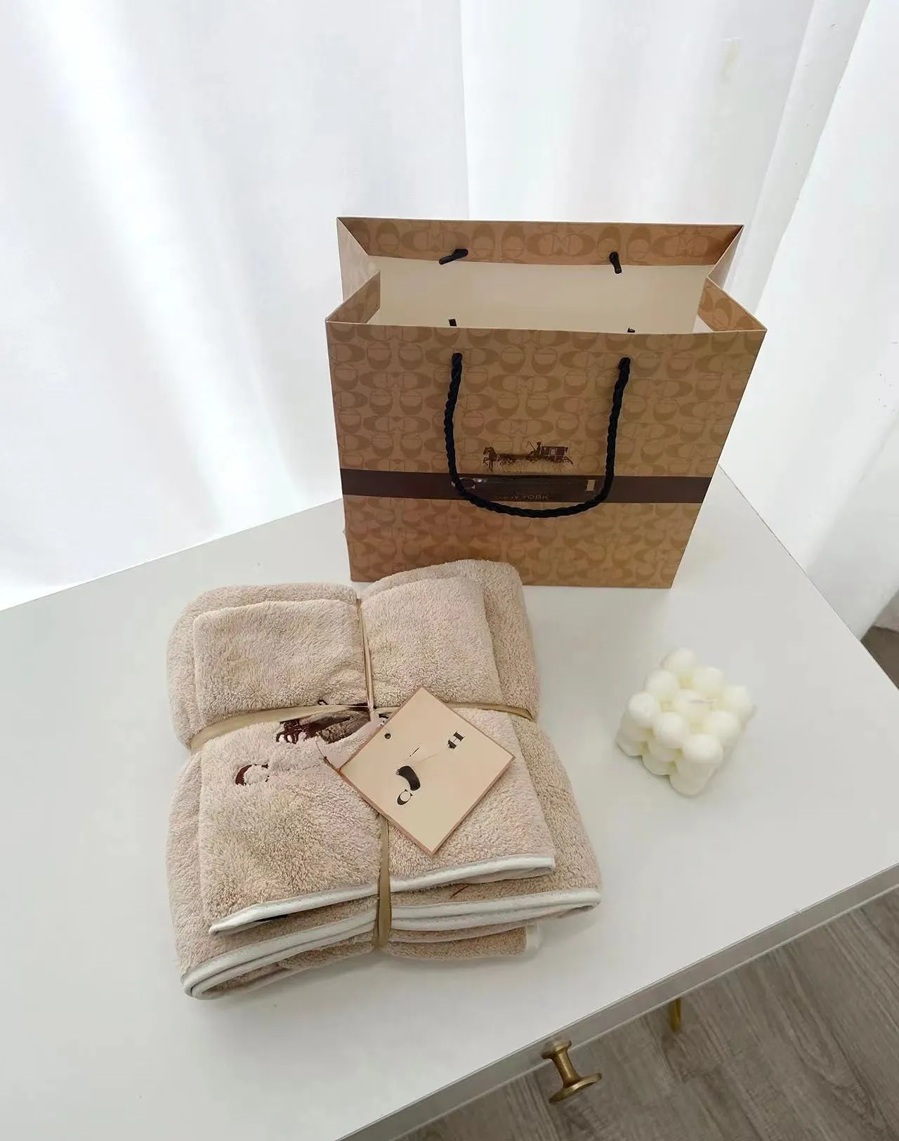 Économisez gros sur les achats en gros de Coral Fleece Bath Towel Two Piece Set Quick Drying Absorbent Bath Towel Best Quality | Meilleures offres sur DHgate