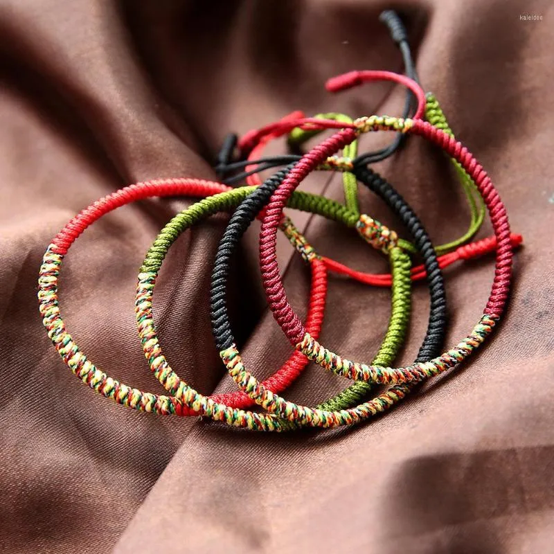 Charmarmband 4st handgjorda unika designarmband multi färg justerbar tibetansk buddhist knutar bra lyckligt rep för kvinnliga smycken