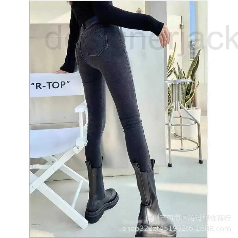Designer de jeans pour femmes nouvelles lettres de poche brodées petites jambes en peluche stretch skinny jeans sbqm