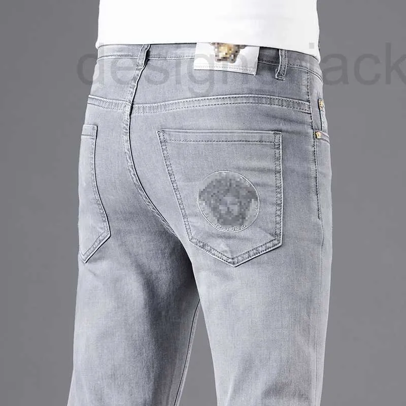 Jeans para hombre Diseñador Europeo Verano de gama alta Jeans bordados Tendencia de moda gris Pantalones rectos elásticos delgados CZ84