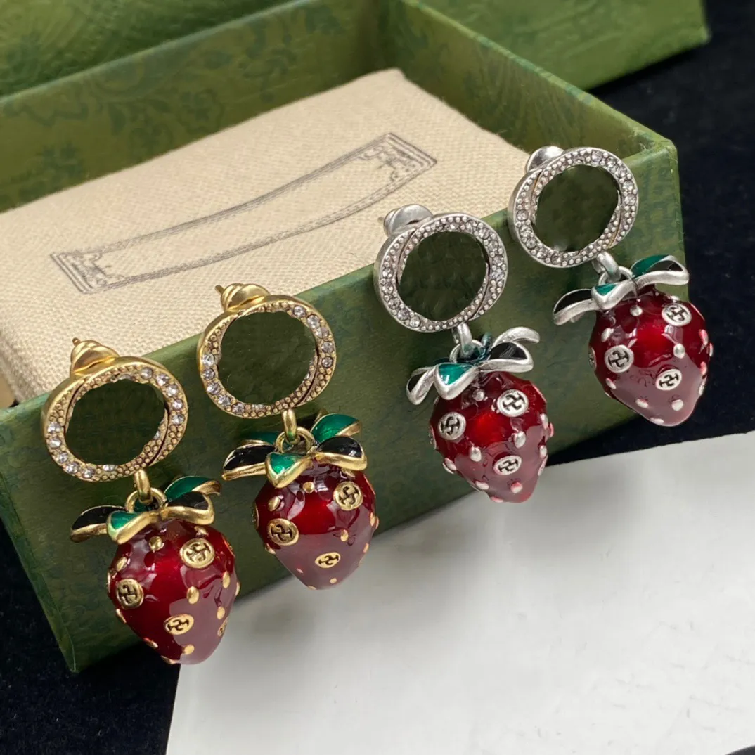 Marca de designer stud strawberry glod prata padrão fofo estilo sweetheart diamante sparkle moda de personalidade simples tendência de tendência de brechos de precedentes do presente