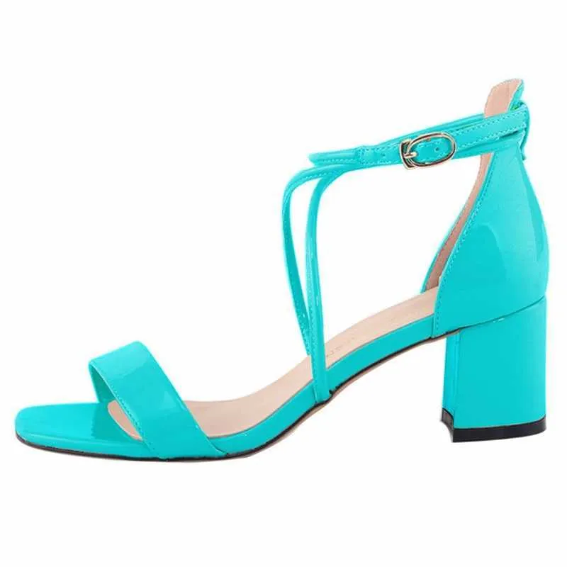 Сандалии Новый большой размер патентные кожаные сандалии Женщины густые высокие каблуки Летняя свадебная лодыжка Женская белая синяя красная зеленая обувь F0182 Z0325