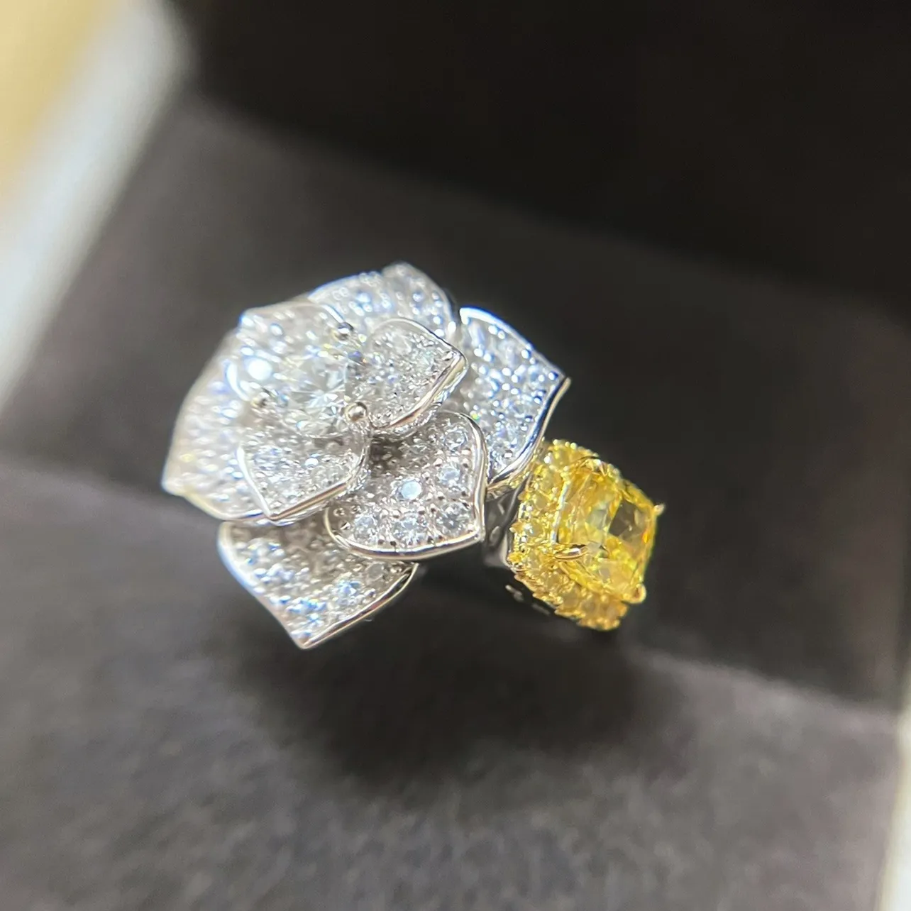 Rose Flower Designer Eleganckie projektanty pierścienie zespołu dla kobiet z lśniącym kryształowym diamentem CZ CZ Silver Love Pierście