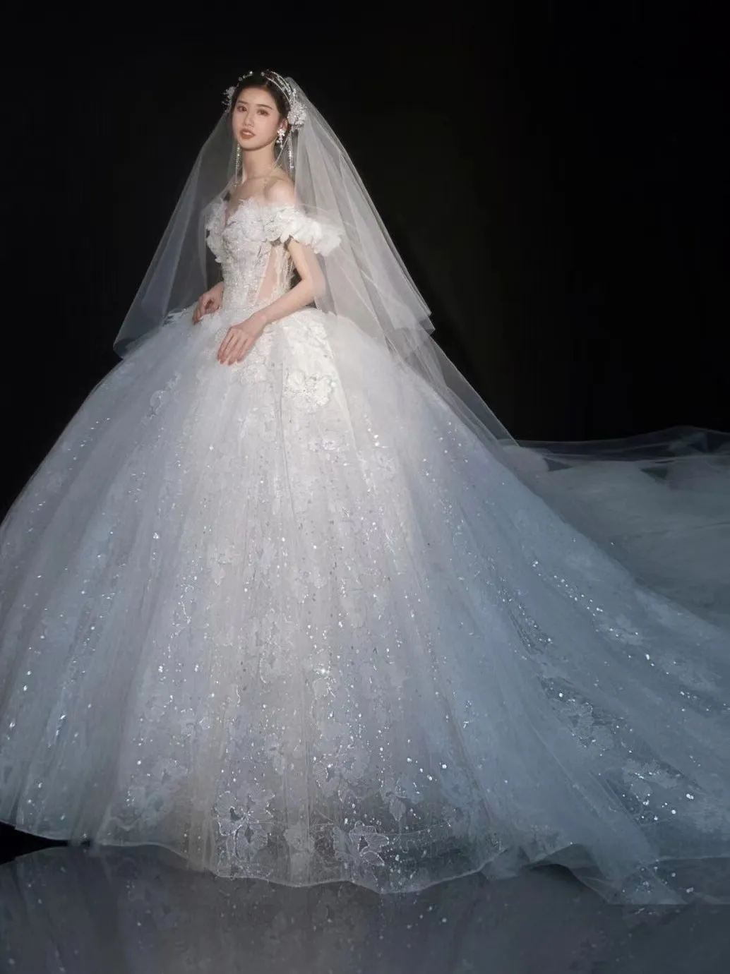 Ahorra a lo Grande en Compras al por Mayor de Vestido De Novia De Talla  Grande Sexy Transparente Con Botones En La Espalda Apliques Florales Largos 