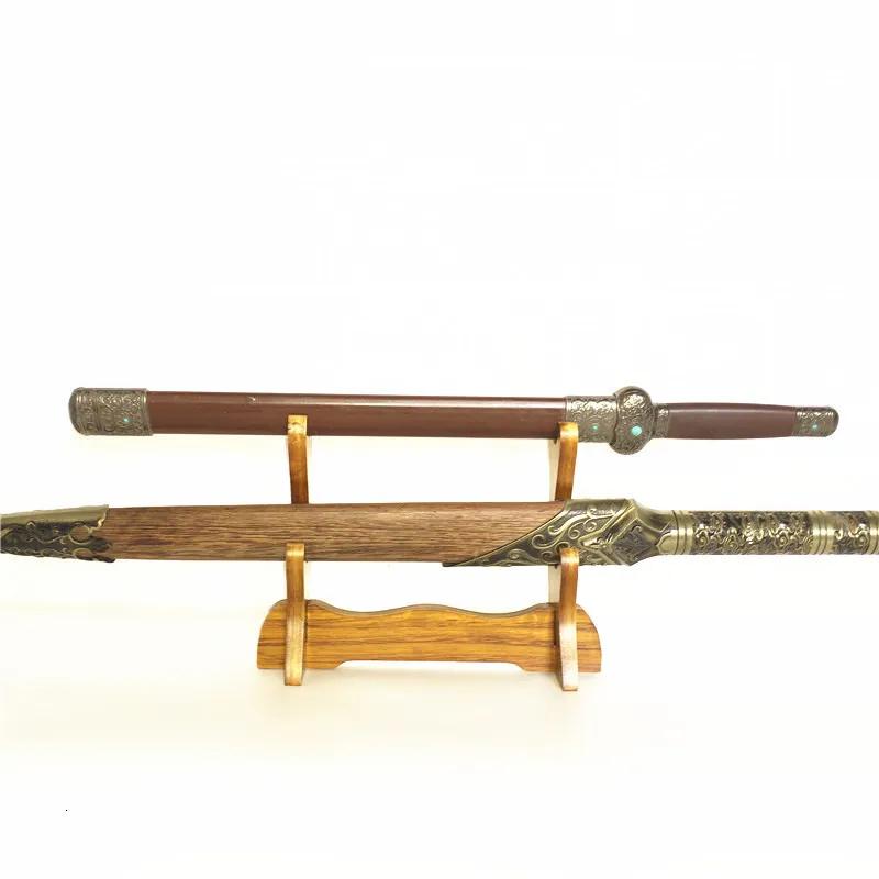 El soporte tanto de madera. El soporte para mini katana de madera