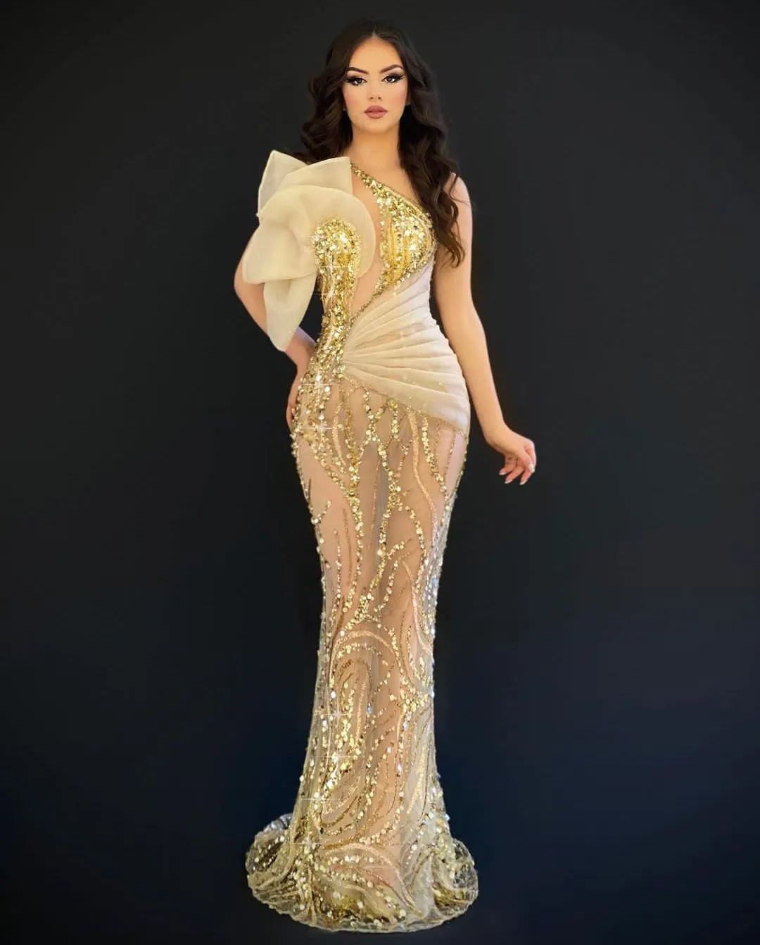 Gold Mermaid Prom Dresses ärmlösa V -halsapplikationer en axel paljetter sexig golvlängd pärlstav ihålig 3d spets aftonklänning brudklänningar plus storlek skräddarsydd gjord