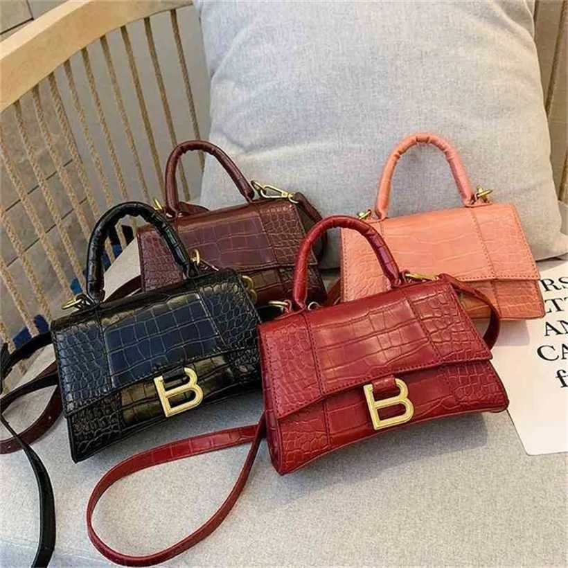 Damen-Luxus-Designer neue Sommerhandtasche rote Sanduhr-Krokodil-Muster personalisierte Sperre Hand Messenger Halbmond