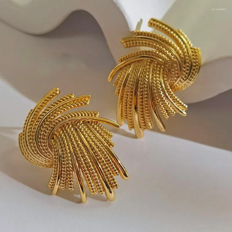 Kolczyki stadnorskie retro tkana złota kolor metalowy teksturę modną akcesoria biżuterii w stylu europejskim i amerykańskim styl