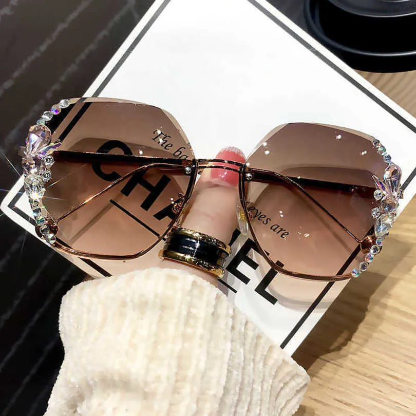 Mäns lyxdesigner Kvinnors solglasögon Rhinestone Frameless Suncreen Anti Ultraviolet Diamond Rimmade personlighet Kvinnlig stor ansikte Slim Tide Brand