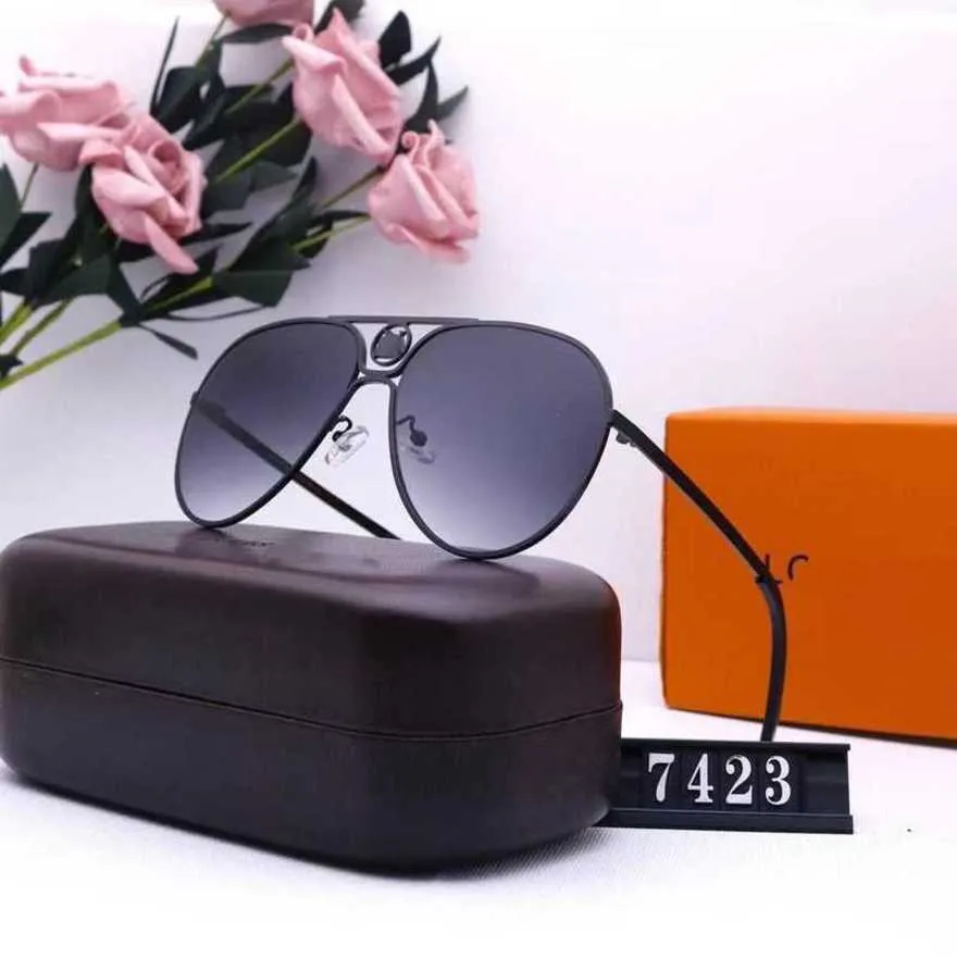 Lunettes de soleil de couple de plage pour hommes et femmes de créateurs 20% de réduction sur les lunettes de mode de voyage de tir de rue à l'étranger 7423