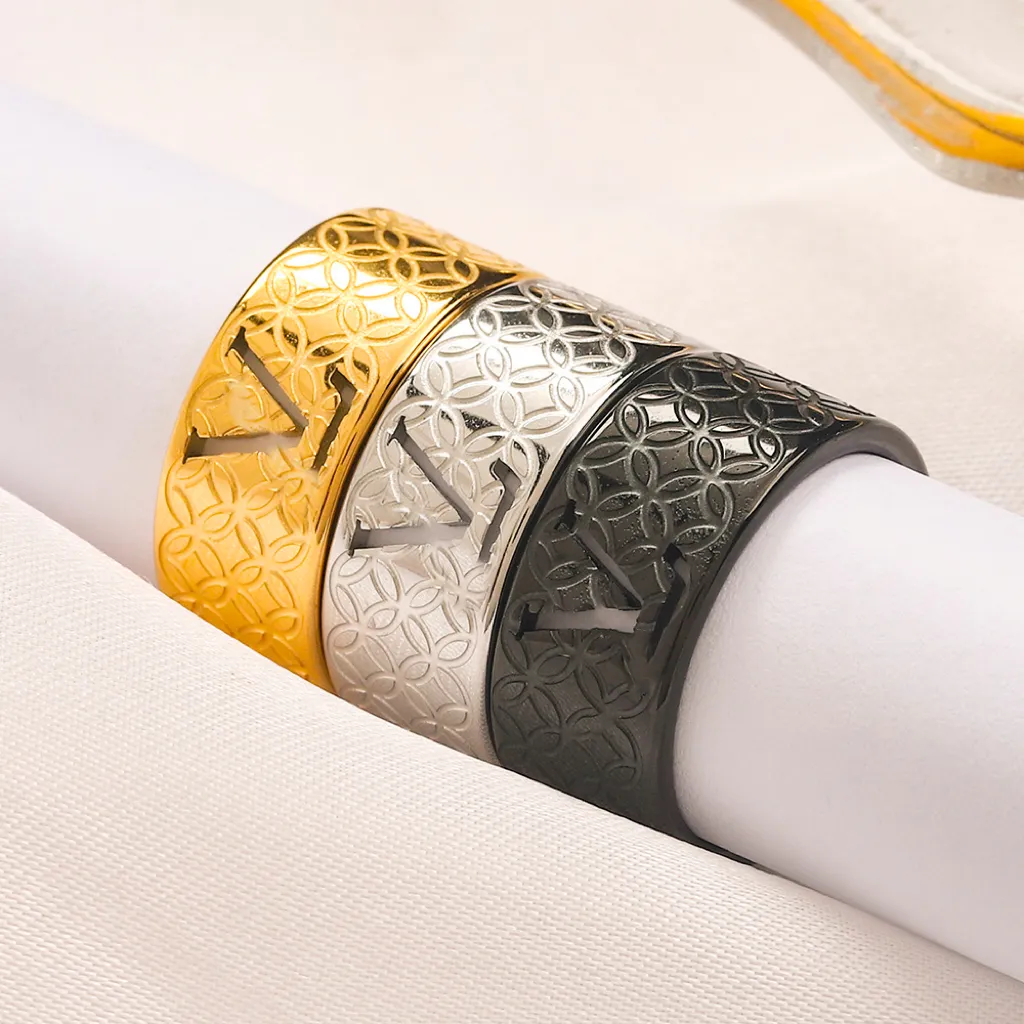 Banquette de bijoux de concepteur de luxe Anneaux en or noir argent avec diamant en acier inoxydable sonne pour les cadeaux de fête de fiançailles