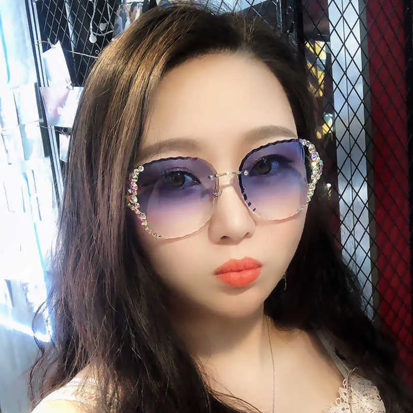 40% скидки на роскошные дизайнеры Новые мужские и женские солнцезащитные очки 20% скидка с бриллиантовыми голубыми радиационными очками Женщины корейская модная личность Женщины против ультрафиолета
