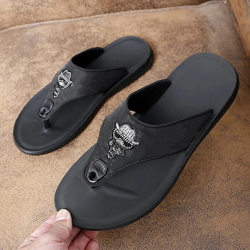Slippers masculinos 2023 Novos sapatos de praia de verão não deslizam chinelos esportivos conforto sandálias de tanga casual ao ar livre
