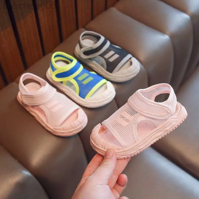 Sandalen 2022 Sommer Baby Jungen Mädchen Streifen Atmungsaktive Anti-Rutsch-Sandalen Super Coole Plattform Strandschuhe mit weichen Sohlen Kinder F05302 W0327