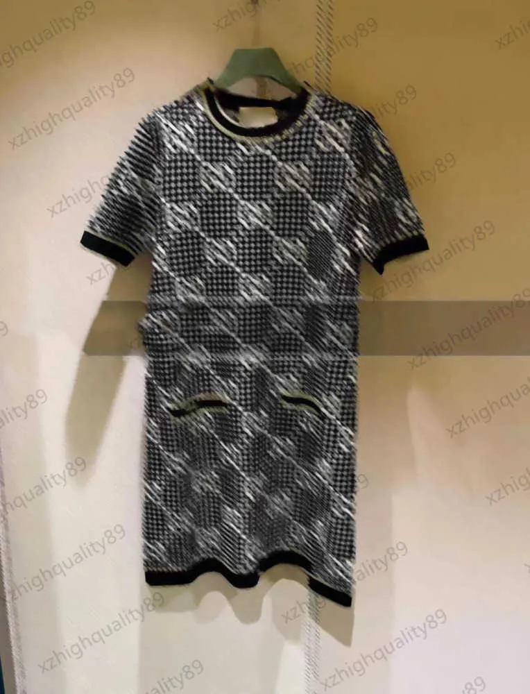 Vestido de malha com borda de metal e logotipo jacquard vestido de manga curta em torno do pescoço fivela de ouro decoração versão slim moda emagrecimento maxiskit vestidos femininos 1970