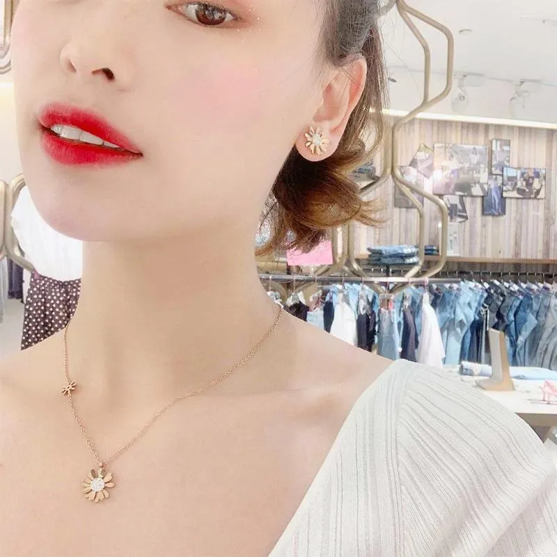Chaînes petit pendentif marguerite collier en acier inoxydable fleurs de Style coréen étrangler bijoux pour femmes élégantes boucle d'oreille bohème