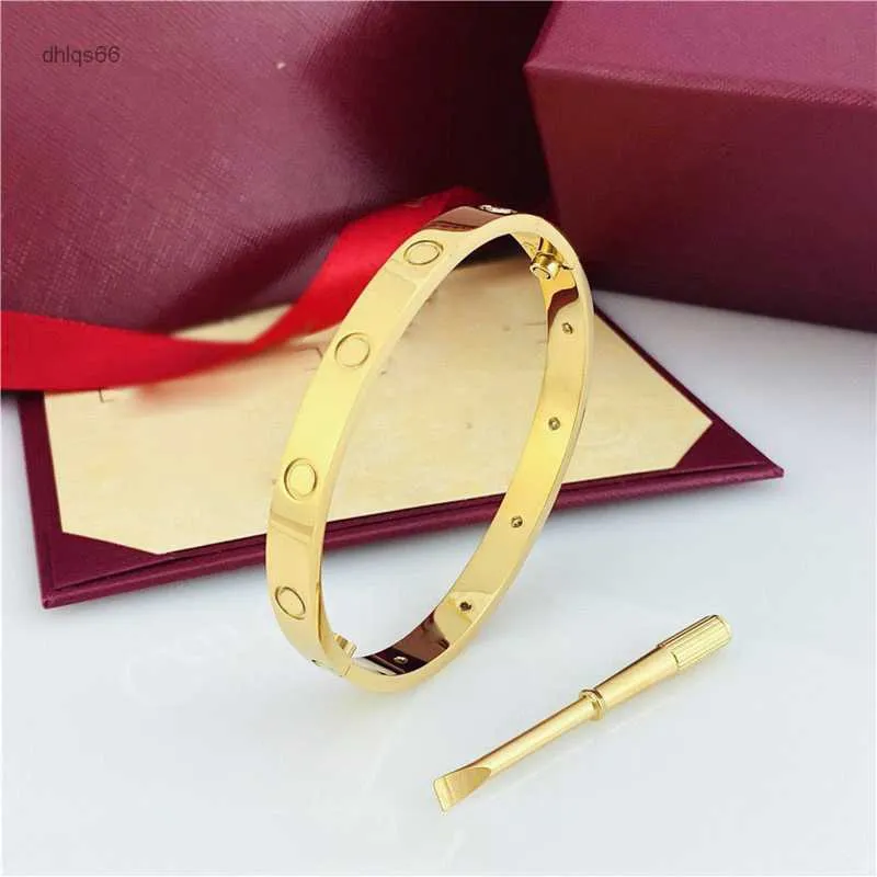 Men Bracelet Designer de luxo Love S Jóia Bangle Cjeweler Diamond Charm Fashion Aço inoxidável casal Famoso Gift Golden Screws Unhas Designers