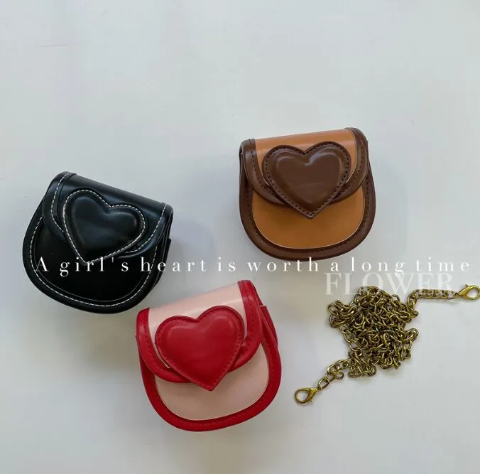 Borsa per bambini 2023 mini borsa da sella cuore di pesca ragazze in stile straniero borse a tracolla con catena stile concavo portamonete