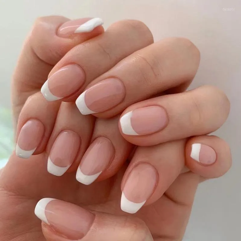 Unghie finte 3D Fake Press On Faux Ongles Short French Nude Tips Semplici disegni bianchi Accessori per manicure fai da te Set di unghie in acrilico