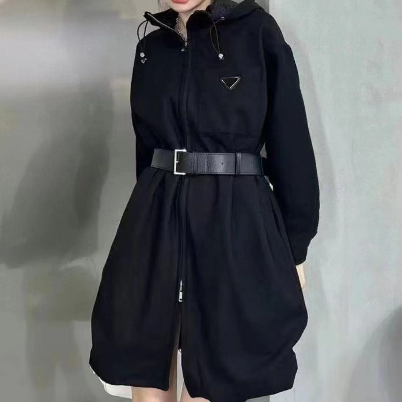 秋のレディーストレンチコートファッションデザイナーラグジュアリーウィンドブレイカーボディレタープリントジャケットルーズベルトコート女性の長いトレンチ