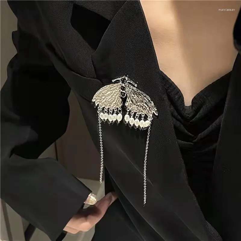 2023 Fashion Retro Moth Tassel Brooch With Bump Texture, Pearl Tassel