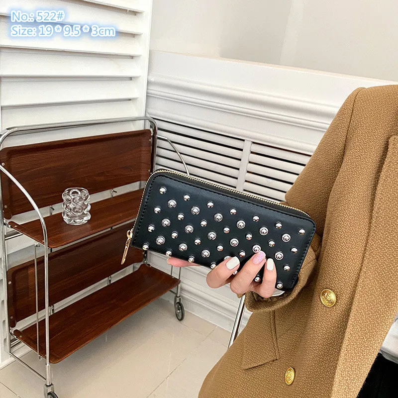 Großhandel Damen Umhängetaschen 2 Farben Straße Persönlichkeit Niet Punk Clutch Bag Multi-Card verschleißfeste Lederbrieftasche Reißverschluss Dekoration Frauen lange Brieftasche 522