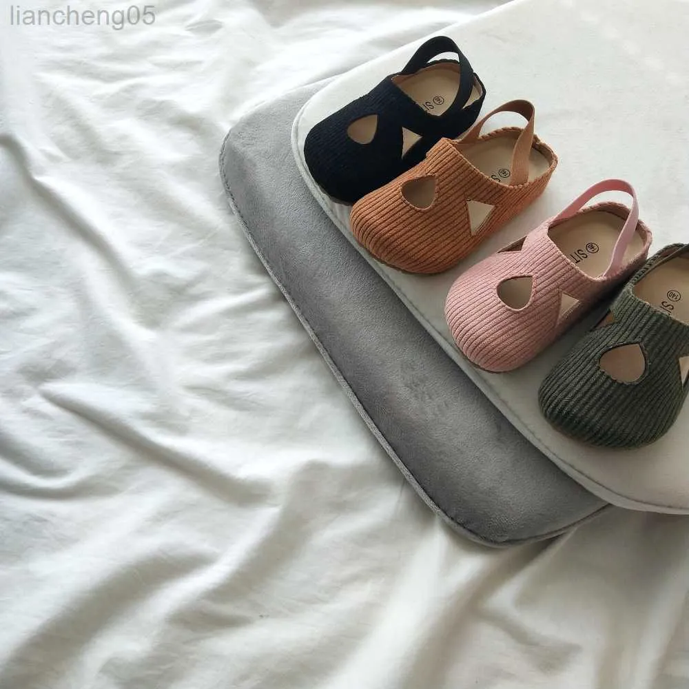 Sandales Chaussures respirantes évidées pour enfants 2023 Printemps été nouveau style britannique garçons filles Baotou sandales 1-9 ans pantoufles W0327