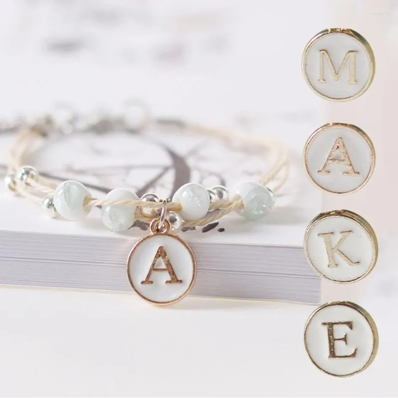 Charmarmband Simple 26 Letter Alloy Pendant Armband Handgjorda keramiska pärlor Initialer för kvinnliga handledsutrustning smycken vän gåva