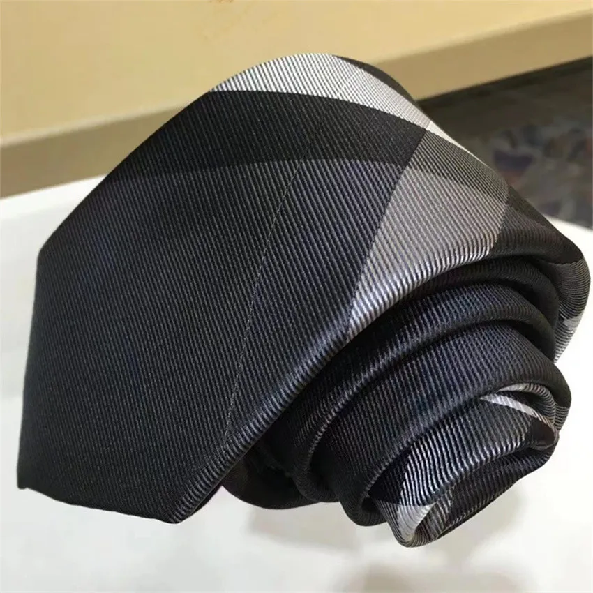 23 erkek boyun bağları tasarımcı bağları moda erkek kravatları mektup baskı iş boş zamanları el yapımı kravat% 100 ipek lüks en kaliteli