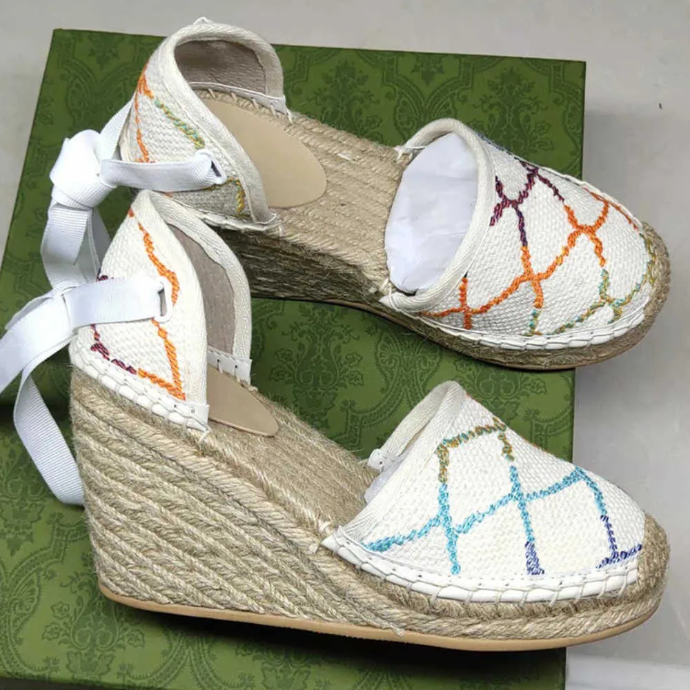 Kvinnor Kilplattformssandaler Espadrille Matelasse Läder Mode grosgrain Cord Platform Sandal Kalvskinn Canvas fiskarskor Med Box NO037