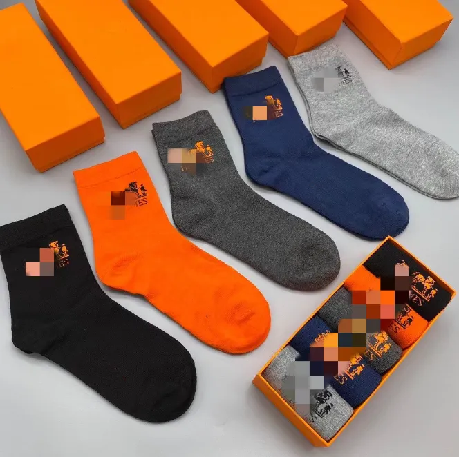 Buchstaben Baumwollsocke Herren-Socken mit mittlerer Wadenlänge Frühling und Sommer Neue reine Farbe Trendige Geschenkbox Business-Sportsocken