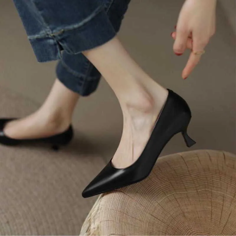 Sapatos de vestido salto baixo Todos os sapatos de trabalho de moda Mulher apontada de dedão superficial de escritórios Bombas de mulheres deslizam em couro sólido saltos altos AA230327