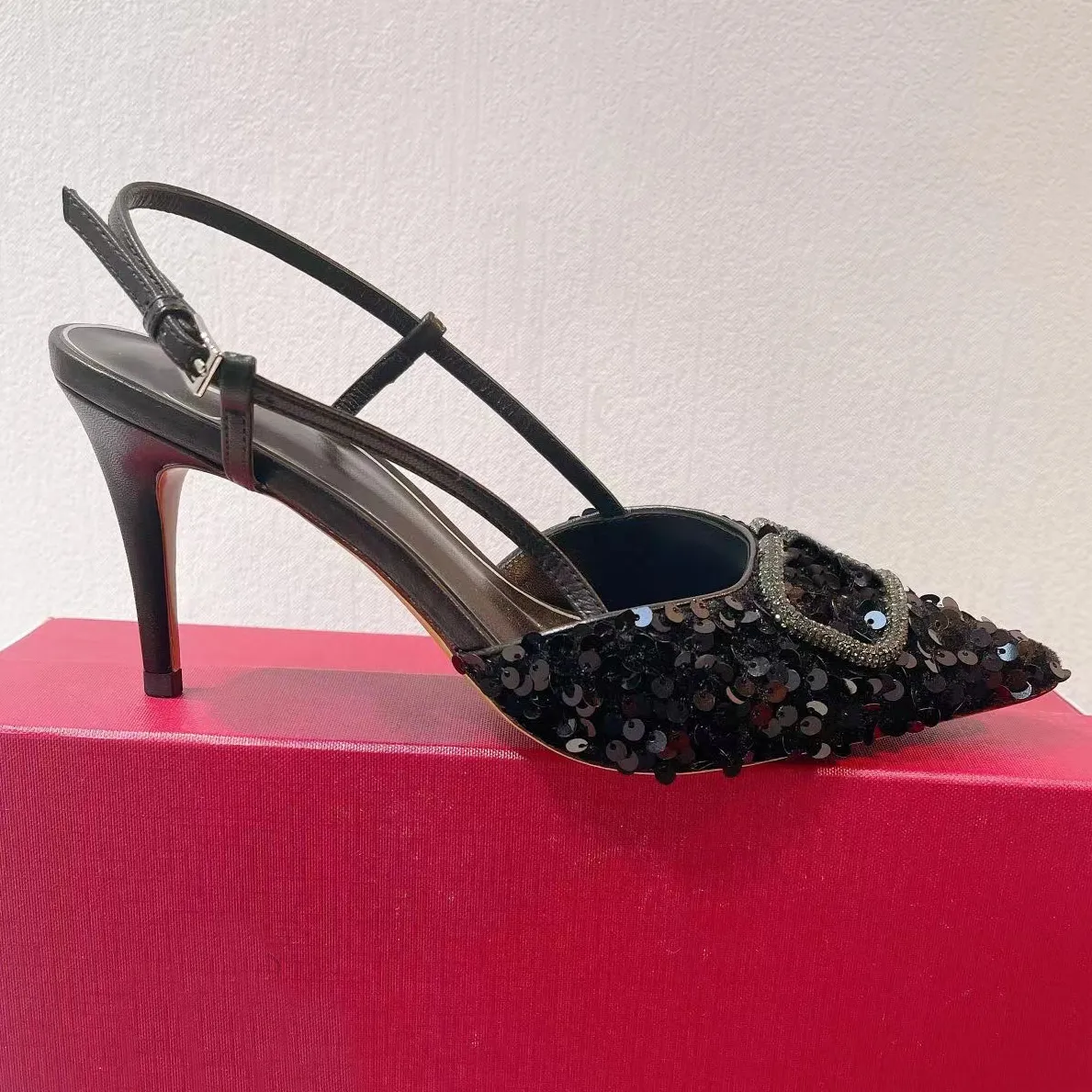 Sapatos sociais confortáveis Sandálias de salto alto de grife com lantejoulas decorativas femininas com tira no tornozelo fivela bico fino envoltório 8 cm festa moda clássico sapato de casamento