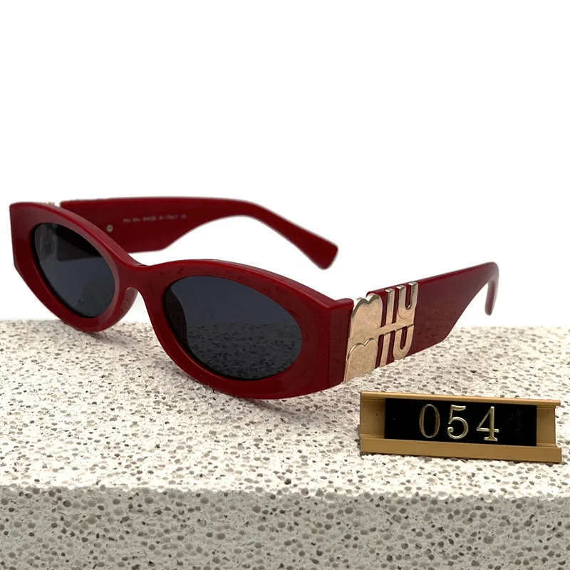 Lunettes de soleil design pour femmes et hommes Nouveau modèle Lunettes spéciales UV 400 Lettres de protection Jambe Double faisceau Rouge Noir Blanc Cadre Marques extérieures Design 054