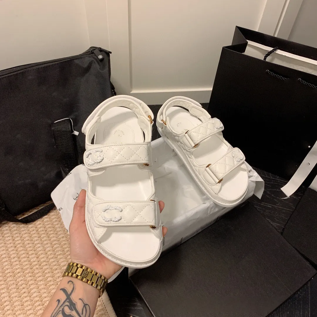 2024 E skor kalvskinn pappa sandaler quiltade sommardesigner Sandles skor plattform lägenheter låg klack kil diamant spänne sandal slip på ankel rem sflip flop 45