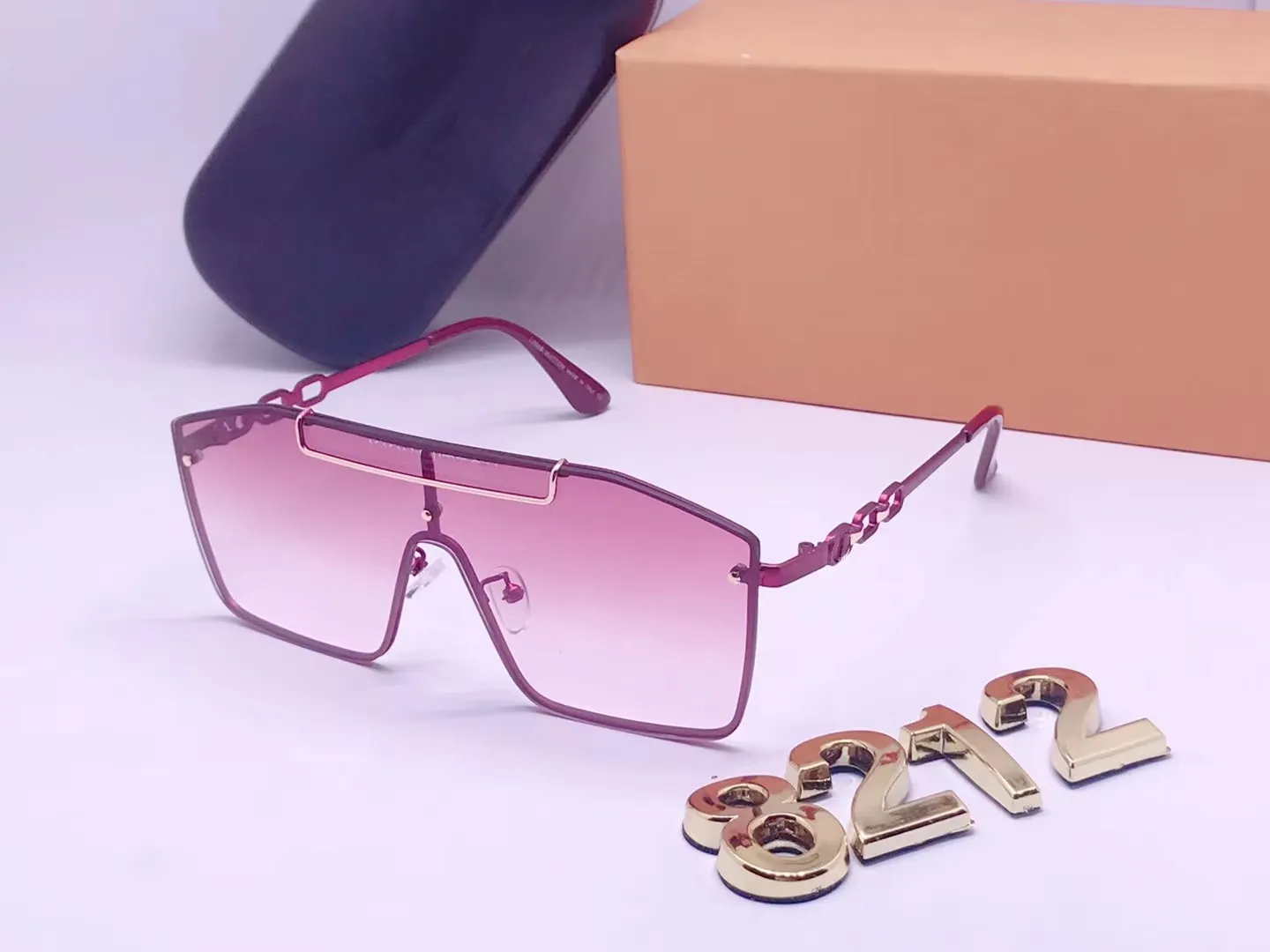 Luxe mode klassiek 8212 zonnebrillen voor mannen metaal vierkant goud frame uv400 unisex ontwerper vintage stijl houding zonnebrillen bescherming brillen bril met doos