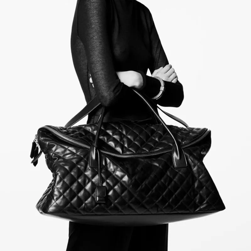 23 ES Giant Travel Bag In Quilted Leather Black Maxi Supple Bag Top Handtag Duffle Designer Womens Mens Zip Closure fodral Stora handväskor Fashion New
