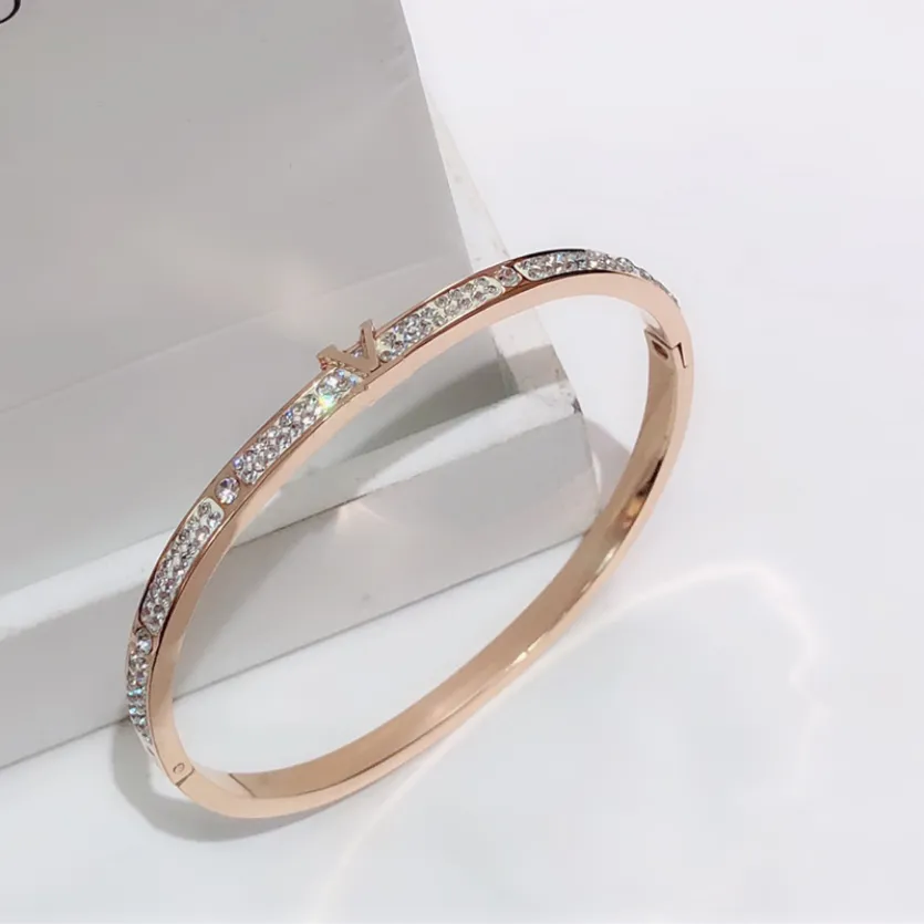 2023 Designer Bangles Lüks Bilezikler Avrupa Amerika Moda Stili Kadın Barkır Kristal 18K Gül Kapalı Paslanmaz Çelik Düğün Aşk Hediye Takıları