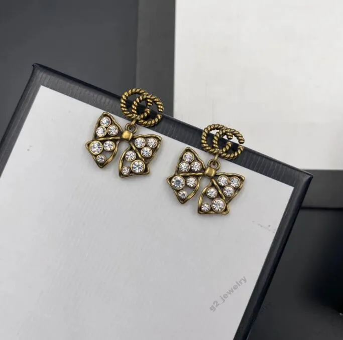 2023 nouvelles boucles d'oreilles papillon Charm pour la mode féminine avec des boucles d'oreilles chaudes en métal avec boîte