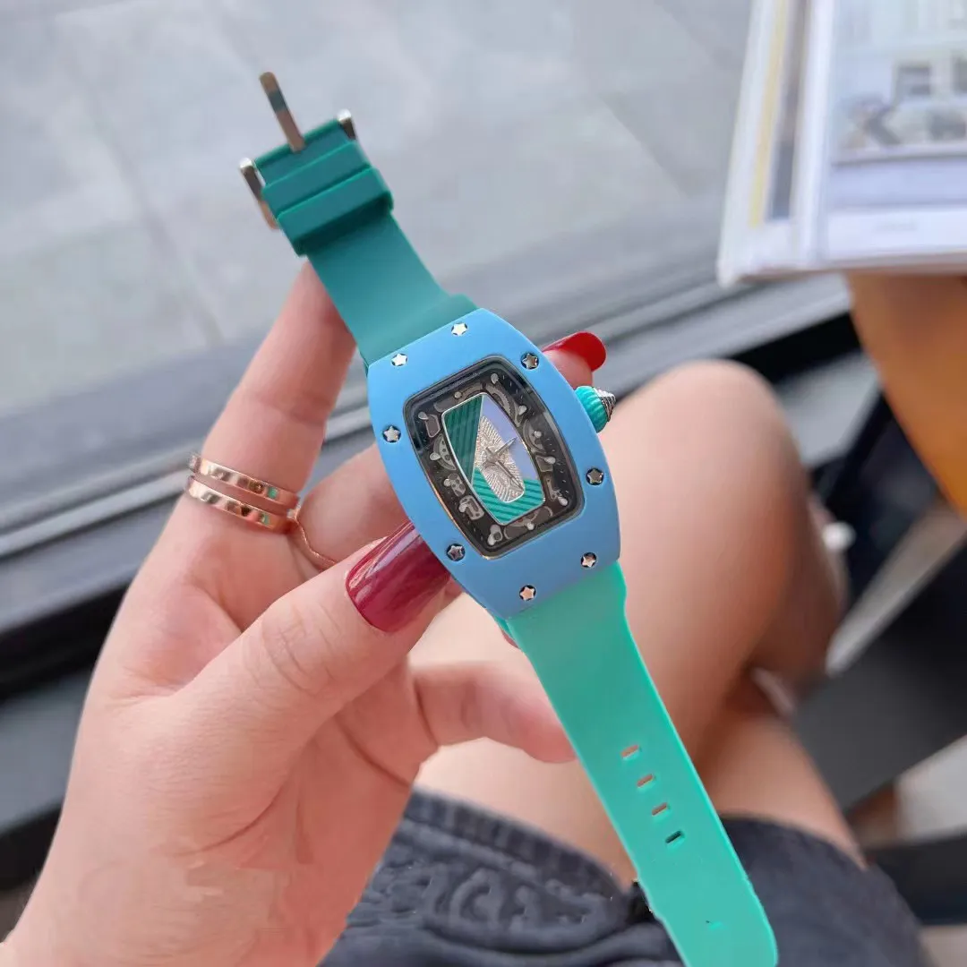 2023 Nuovo orologio da uomo di lusso di lusso Orologio da donna di moda Set batteria al quarzo con quadrante digitale classico
