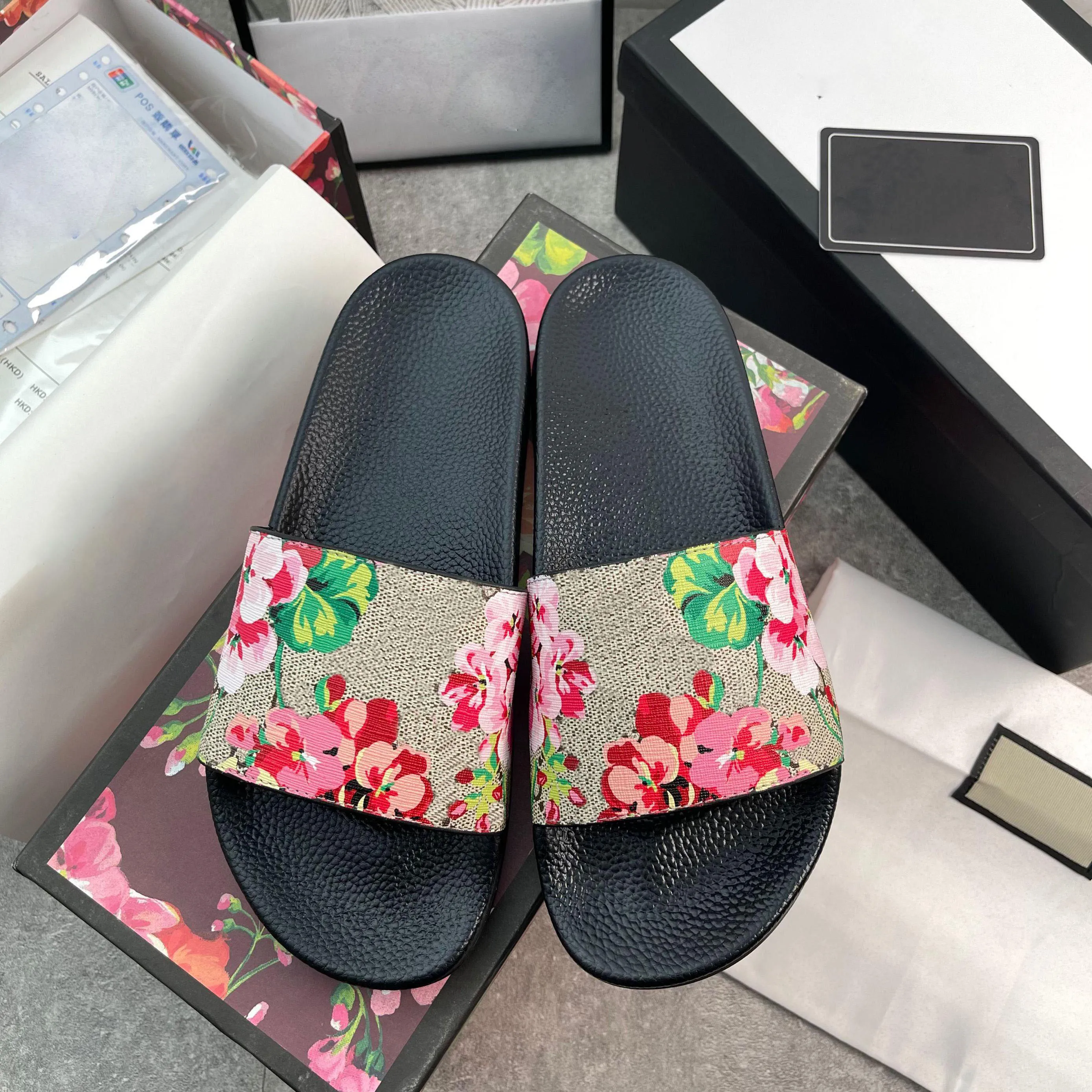 Designerskie kapcie Kobiety Mężczyźni kwitną na płótnie Slajd Luksusowa marka G Floral Flip Flip Summer Beach Shower Haftery Mokoraje czarne białe luksusowe buty marki