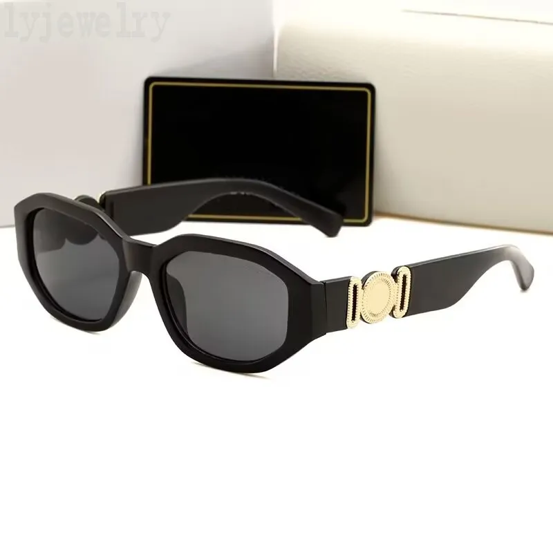 Lyxiga solglasögon klassisk designer solglasögon för kvinnor bred enkel ram occhiali da sole sköld ram guldpläterade delar glasögon designer mens pj008 b23