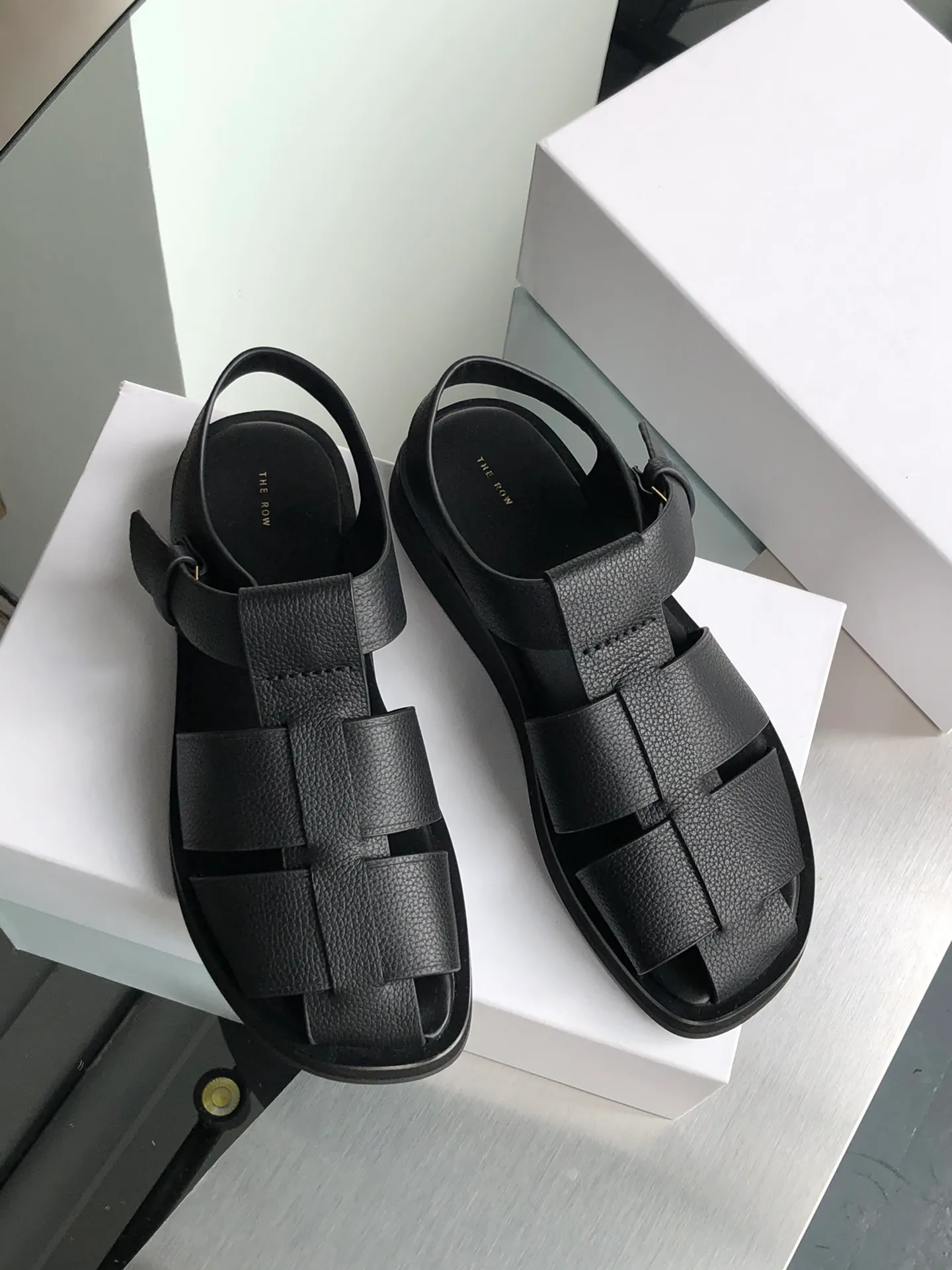 Kvinnor Skor The Row Fisherman Sandals Original Box Äkta Kalvskinn Läder Sömlös remkonstruktion och täckt justerbar spänne