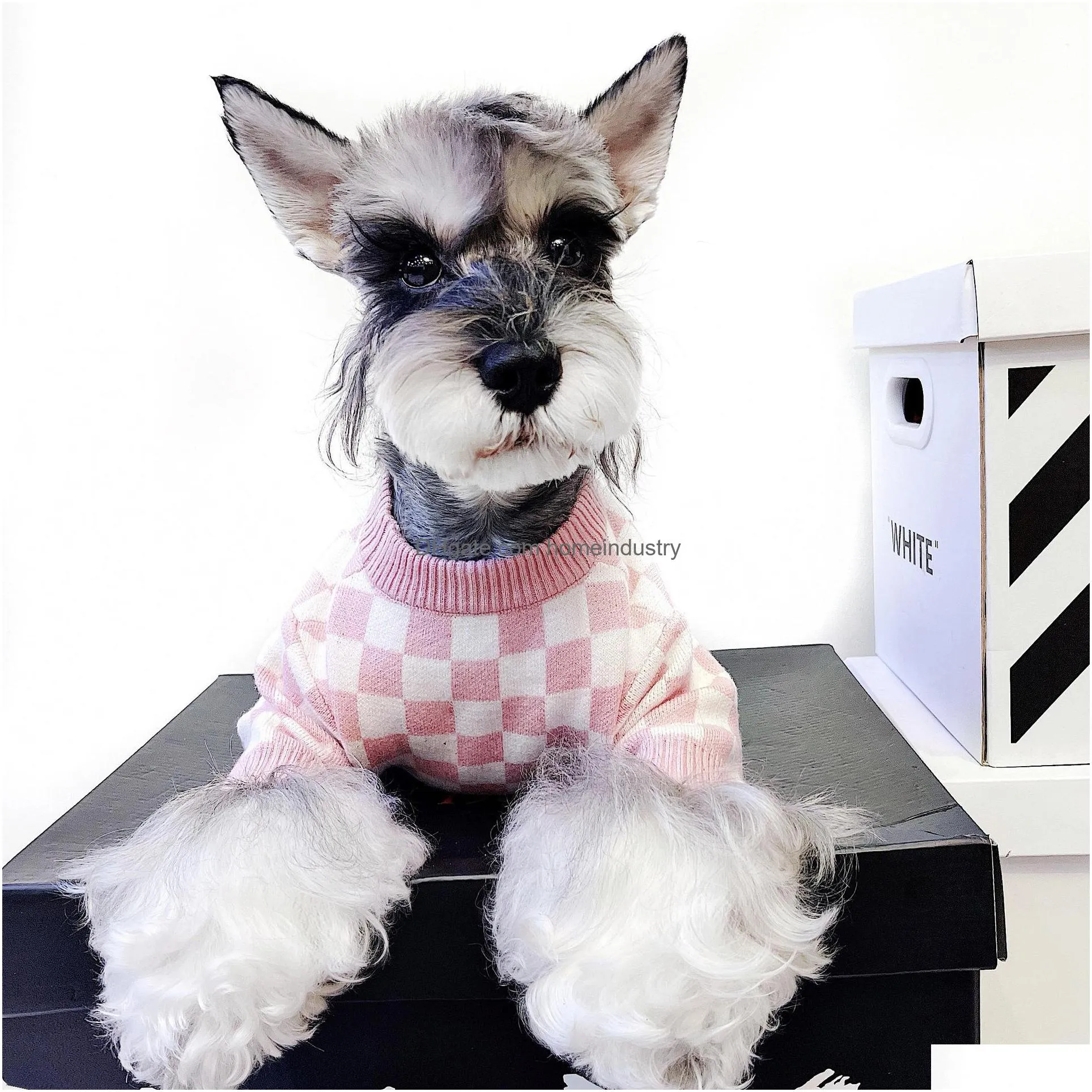 Abbigliamento per cani Abbigliamento per gatti Pet French Fighting Schnauzer Teddy Doll Britannico Corto Rosa Cani Ragazza Vento Maglione a scacchiera Drop Deliver Dh3Ug