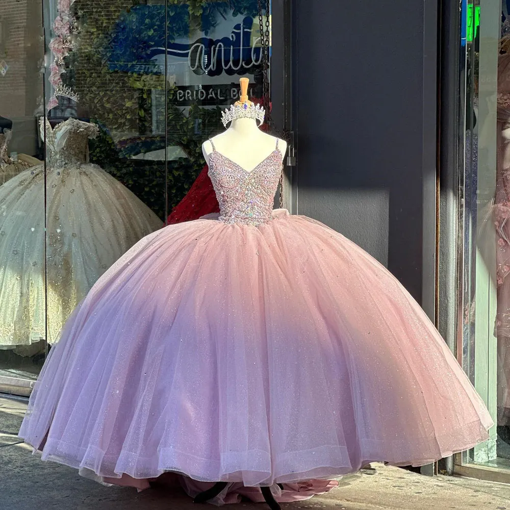 2023 Luxury Crystals Quinceanera klänningar rosa spaghetti rem bollklänning prom klänning stora fluga prinsar vestidos de 15 anos