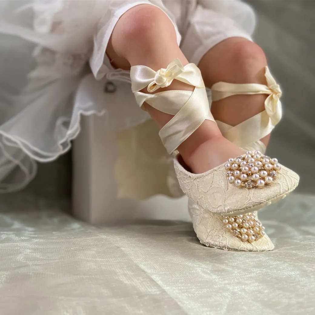 First Walkers Ivory Lace Baptism Girls Shoes Pography Flower Baby Flash Pearl Flower Shoes Soft and Comfortable Baby Shoes 230329