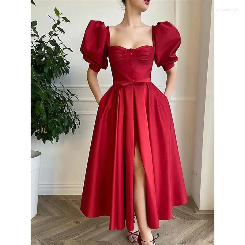 Abiti da festa 2023 Sexy Cocktail rosso Maniche corte a sbuffo Sweetheart Abito formale da ritorno a casa Raso Fessura alta Vestido De Gala