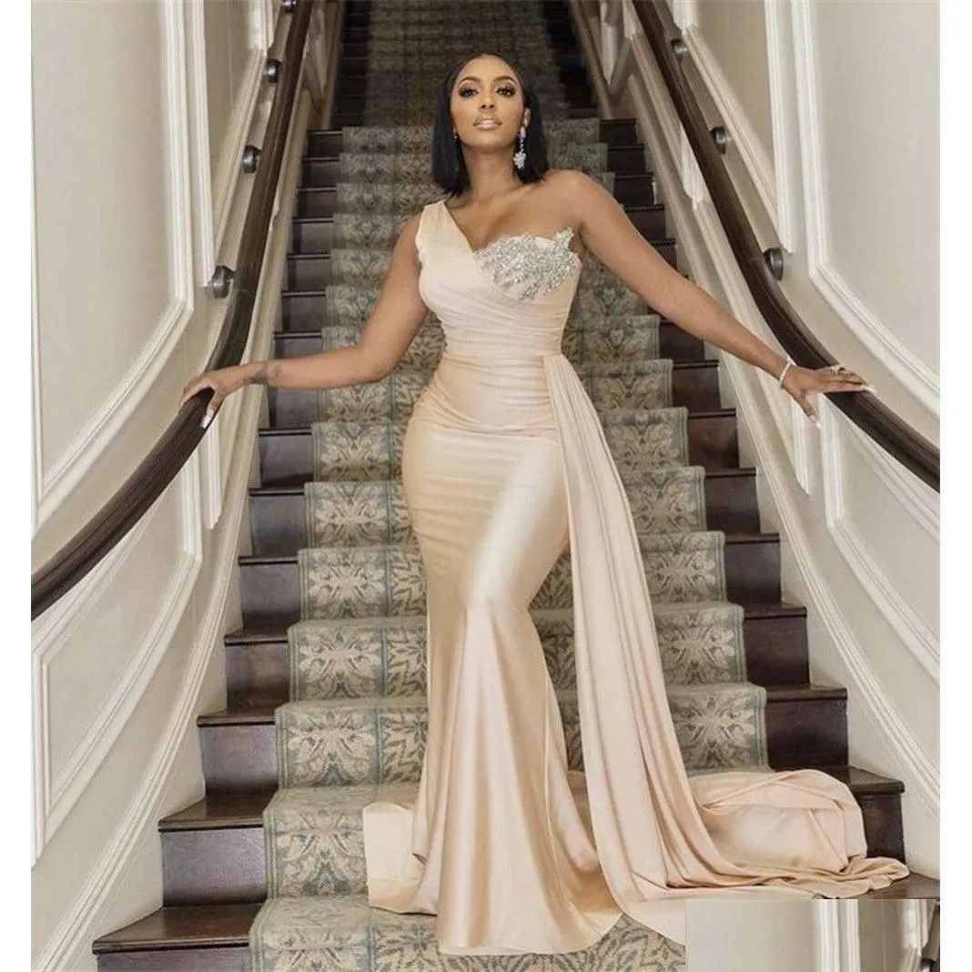 Champagne Mermaid Bridesmaid Dresses 2024 One Shoulder Sleeveless Crystal Silk Satin Long Guest Gowns Backless Built in Bra Chiffon