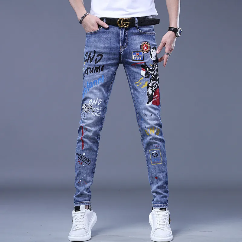 Jeans da uomo Moda Stampata Marchio coreano Ricamo Distintivo Modello Gioventù Strappato Piedi piccoli Adolescenti Pantaloni a matita da cowboy 230330